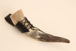 Kolli: 1 Drinking horn 0,3l raw + belt holder