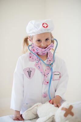 Kolli: 2 Pink Doctor Set Includes 8 Accessories, Size 5-6