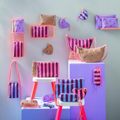 Kolli: 1 Presentation Box - Little secrets bags Only available in a complete set. Little Secrets Bags